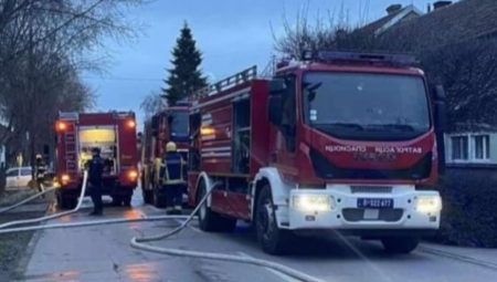 VATRA BUKNULA U DVORIŠTU KUĆE Požar u Kikindi, tri vatrogasna vozila odjurila na lice mesta