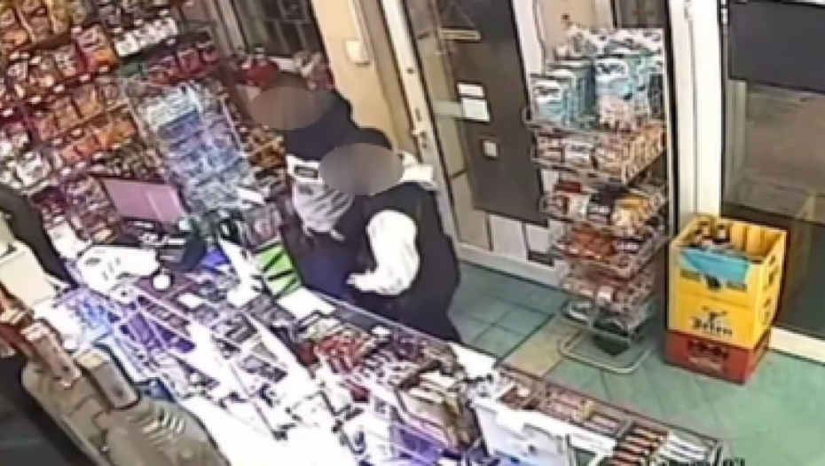 KAMERA SNIMILA SRAMNU SCENU U NOVOM SADU "Prvo glume, a onda čekaju baš ovaj trenutak" (VIDEO)