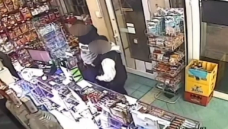 KAMERA SNIMILA SRAMNU SCENU U NOVOM SADU "Prvo glume, a onda čekaju baš ovaj trenutak" (VIDEO)