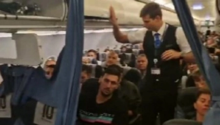 PUTNIK UMRO U AVIONU Prvo je iskašljavao krv, pa samo pao na pod