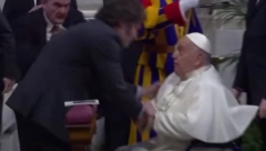 NAZVAO GA IMBECILOM, A SADA SE IZGRLIO SA NJIM Argetinski predsednik ne prestaje da iznenađuje (VIDEO)