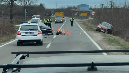 STRAVIČAN UDES KOD KRAGUJEVCA Delovi auta rasuti po putu (FOTO)