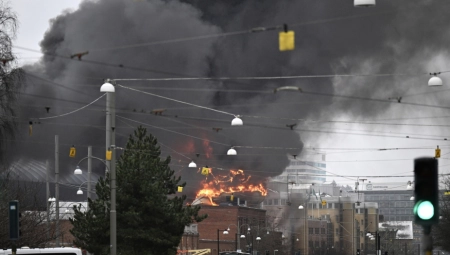 STRAVIČAN POŽAR U VODENOM PARKU Gust dim prekrio Geteborg, evakuisani gosti susednog hotela (FOTO)