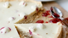 TART SA BELOM ČOKOLADOM I MLEVENIM KEKSOM Ne peče se, a nema ko vam neće tražiti recept