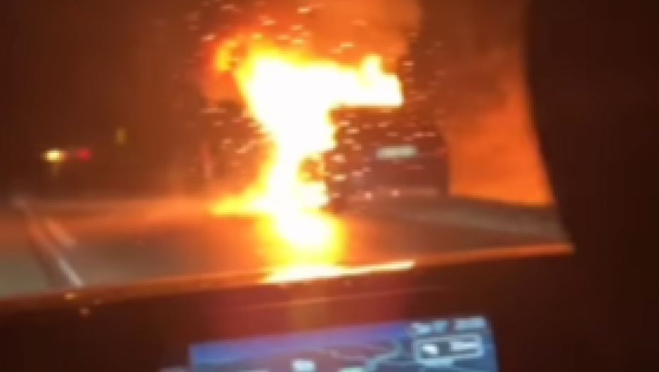 ZAPALIO SE AUTOMOBIL KOD PARAĆINA Vatra kulja na sve strane (VIDEO)
