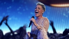 NJENA PESMA JE ,,KRIVA" ZA SVE! Emotivan događaj prekinuo koncert pevačice Pink, zanemela je od šoka kada je čula šta se desilo