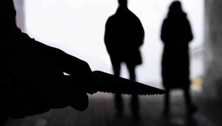 HOROR U OBRENOVCU! Pomahnitali sin ulicom jurio oca sa nožem da bi ga izbo