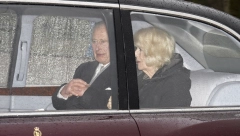 KRALJ ČARLS STIGAO U LONDON Paparaci ga slikali, deluje zabrinuto
