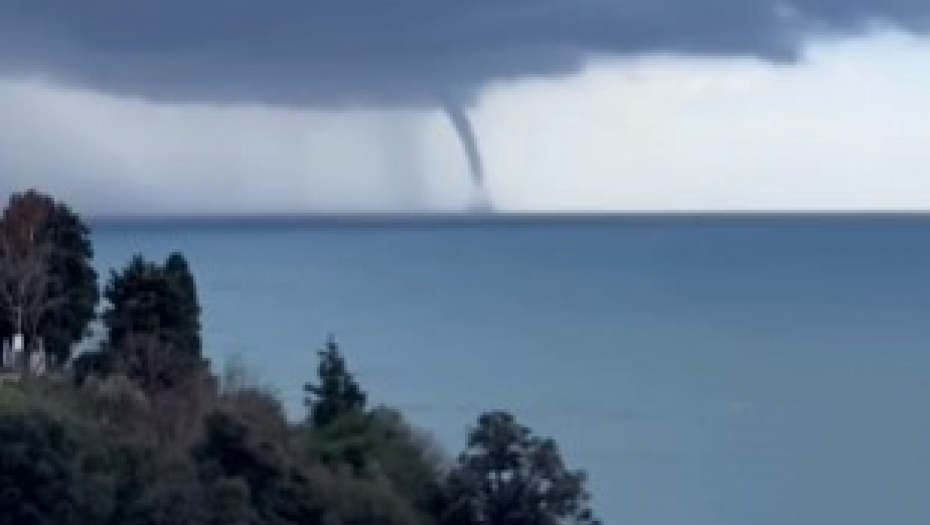 MORSKA PIJAVICA SNIMLJENA U CRNOJ GORI Plimni talasi išli par metara u visinu (VIDEO)