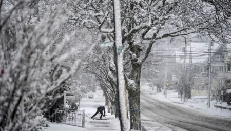 ŽESTOKA OLUJA POGODILA AMERIKU Sneg milionima Amerikanaca blokirao put na posao (FOTO/VIDEO)