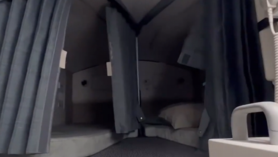 ZAR TO NIJE PREUSKO? Evo gde piloti spavaju u avionu, prostor toliki da jedva uglave ramena (VIDEO)