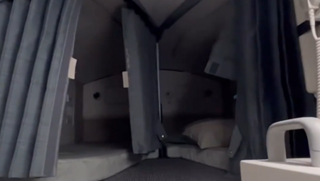 ZAR TO NIJE PREUSKO? Evo gde piloti spavaju u avionu, prostor toliki da jedva uglave ramena (VIDEO)