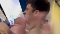 "OSEĆAM SE ODVRATNO, ALI PRIJALO MI JE" Majka letela sama biznis klasom, muža i bebu ostavila u ekonomskoj - dete spavalo NA PODU aviona! Razapeli je na mrežama (VIDEO)