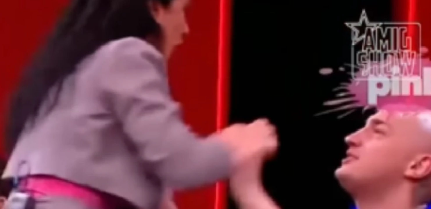VENDI NASRNULA NA DESINGERICU UŽIVO U PROGRAMU! Nastao opšti haos, pevačica pokušala da ga urazumi, a onda je usledio šok