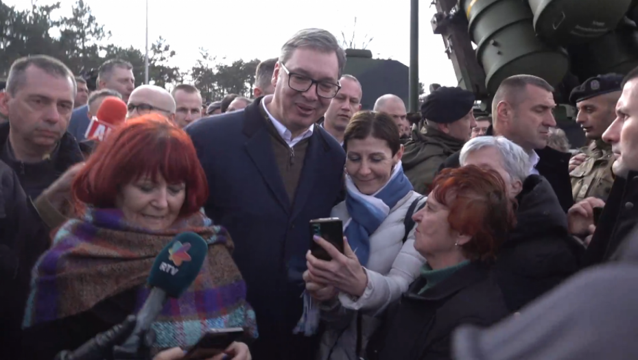 NAROD HRLI DA NAPRAVI SELFI SA PREDSEDNIKOM Nišlije se tiskale da bi se fotografisale sa predsednikom