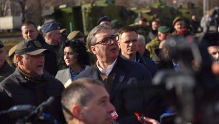"SVI HOĆE TROJKU DA KUPE, NIKO NE ŽELI PRVU VERZIJU" Vučić: Svi žele poslednju verziju oklopnog vozila "Lazara 3M"