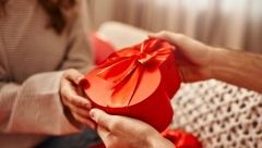 PAMTIĆE ZAUVEK OVAJ DAN ZALJUBLJENIH Muž dobio od žene nesvakidašnji poklon, ne bi mu niko u koži