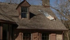 ŠTA SE DEŠAVA LJUDI MOJI? Čuli su jak tresak, pa na krovu kuće zatekli OVO (VIDEO)