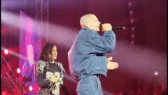 VELIKI SI ČOVEK, HVALA ŠTO SI OVDE Prija se obratila emotivnim rečima svom prvom gostu na koncertu