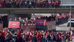 FILMSKA SCENA NAKON PUCNJAVE U KANZASU Pogledajte kako hrabri navijači hvataju napadača (VIDEO)