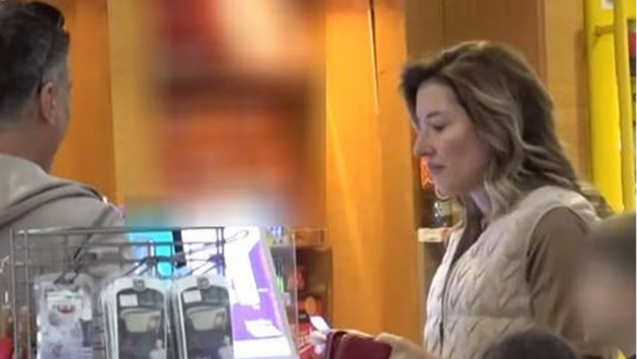 JOVANA JOKSIMOVIĆ BEZ TRUNKE ŠMINKE Voditeljka iznenadila izgledom, uhvaćena sa Željkom i decom na aerodromu!