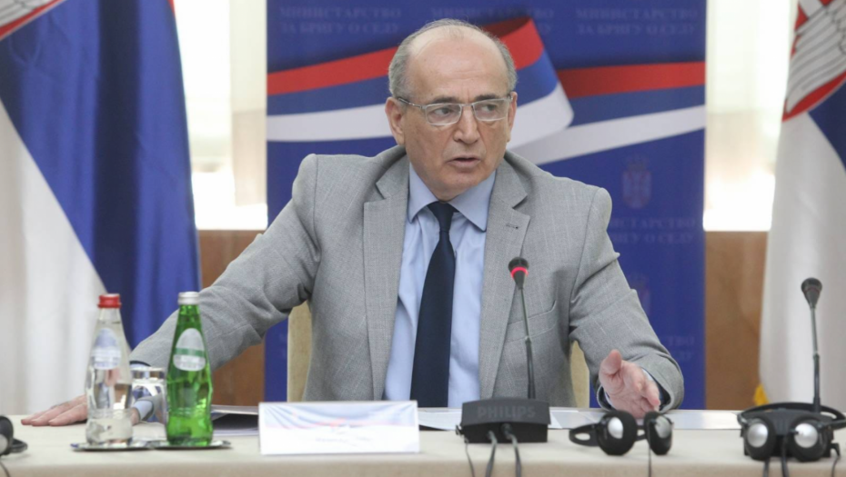 PRIMITIVNI ČIN KOJI IMA ZA CILJ PODGREVANJE MRŽNJE Krkobabić oštro o paljenju lutke sa Vučićevim likom