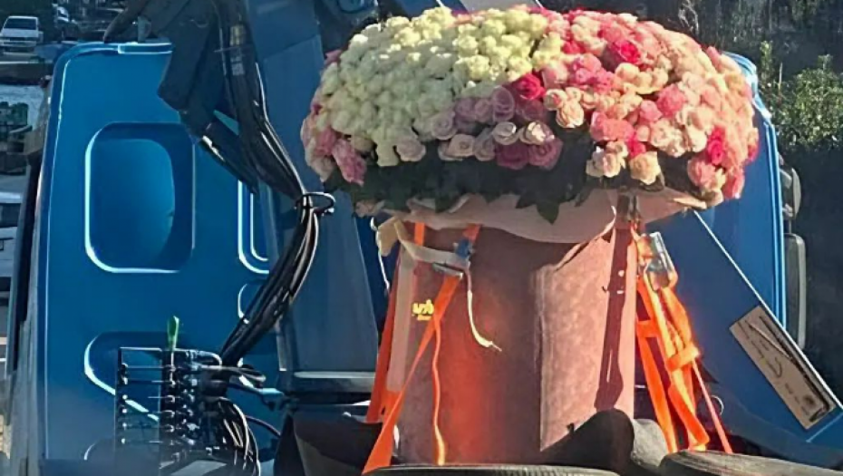 UZ POMOĆ DIZALICE IZNENADIO SVOJU DRAGU Oduševićete se kad vidite kakav poklon je devojka dobila za Dan zaljubljenih (FOTO/VIDEO)