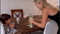 SVI JOJ KAŽU DA ĆE JE MUŽ PREVARITI SA NJOM Žena zaposlila dadilju koja izgleda kao TOP MODEL, ali ona se uopšte ne brine (VIDEO)