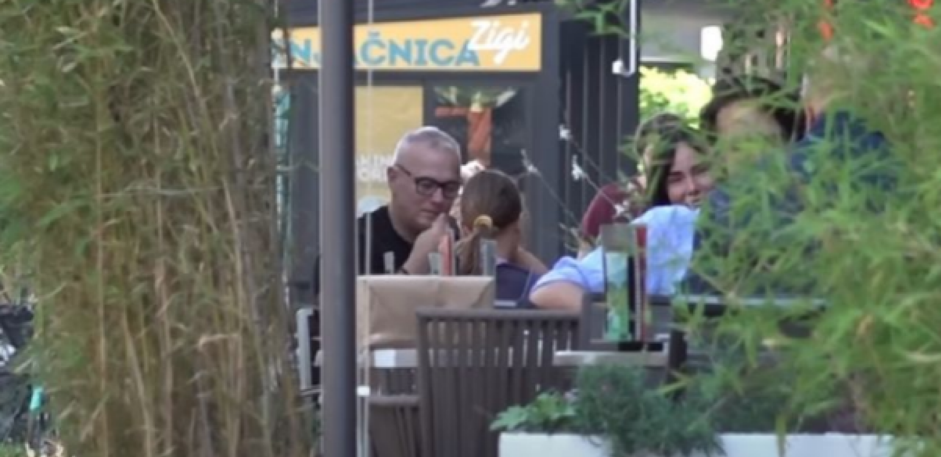 ALEKSANDRA SUBOTIĆ SE NE ODVAJA OD NJEGA! Pao i sočan poljubac, kamere usnimile  sve, evo gde se nalaze