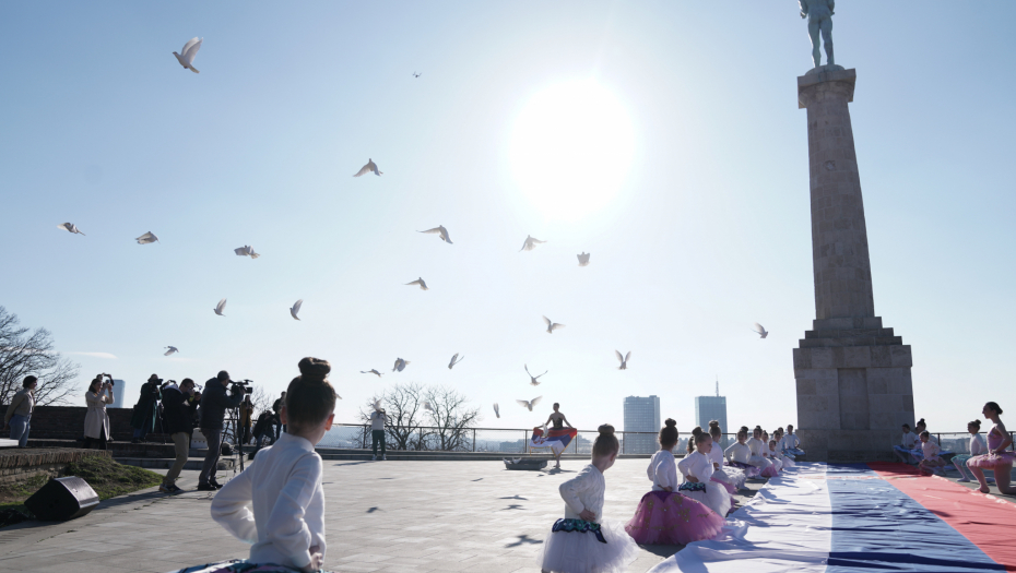 PUŠTENI GOLUBOVI MIRA Obeležen Dan državnosti na Kalemegdanu