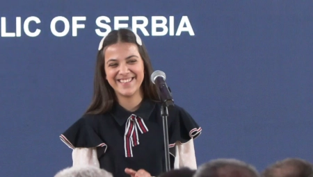 ANTISRPSKI OLOŠ JE PLJUVAO PO MALOJ PAVLINI, A ONA IM JE DANAS POKAZALA ŠTA JE PONOS Dobila je orden i ponosno zapevala, ovo je da se naježiš