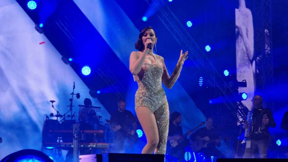 ALEKSANDRA PRIJOVIĆ SIJA NA SCENI Za treći po redu koncert mlada megazvezda izgleda kao milion dolara