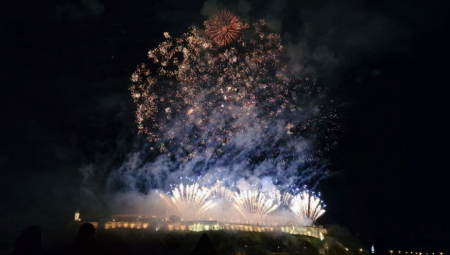POGLEDAJTE VATROMET POVODOM DANA DRŽAVNOSTI SA PETROVARADINSKE TVRĐAVE Istovremeno ispaljen u Novom Sadu, Beogradu, Nišu i Kragujevcu (FOTO)