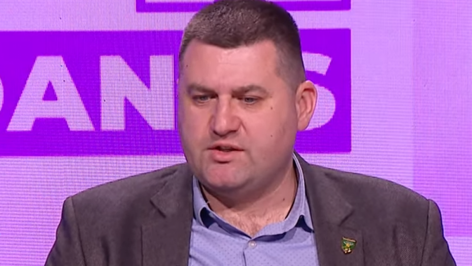 KUPOVINA "DIJAMANATA" IZ SINDIKALNE KASE Samozvani predsednik Vojnog sindikata i dalje nemilice troši i bahati se