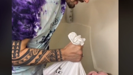 SNIMAK KOJI JE ŠOKIRAO LJUDE NA MREŽAMA Tata ćerku umotao u džak i odneo je u kupatilo (VIDEO)