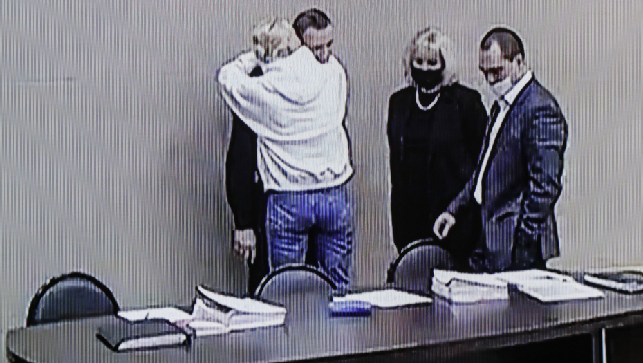 TOPLI ZAGRLJAJ UZ SUZE Dirljiva scena tokom suđenja Navaljnom, susret sa suprugom Julijom izazvao emocije (FOTO)