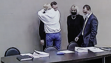 TOPLI ZAGRLJAJ UZ SUZE Dirljiva scena tokom suđenja Navaljnom, susret sa suprugom Julijom izazvao emocije (FOTO)