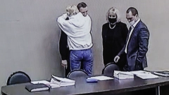 TOPLI ZAGRLJAJ UZ SUZE Dirljiva scena tokom suđenja Navaljnom, susret sa suprugom Julijom izazvao emocije (FOTO)