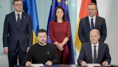 ISTORIJSKI KORAK Šolc i Zelenski stavili potpis