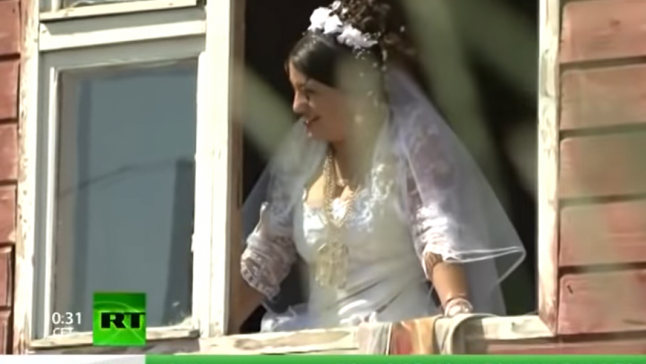 SVI SE ŠOKIRAJU KADA VIDE OVAKO NEŠTO Mlada ima 15, a mladoženja 10 godina - ovde je to potpuno NORMALNO (VIDEO)