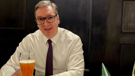 OVAJ ŠTO IMA NAJŠIRI OSMEH JE MOJ STARI DRUG Vučić otkrio s kim je posle 20-ak godina popio čašu piva (FOTO)