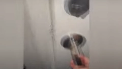 ŽENA JE BUKVALNO ZINULA OD OVOG PRIZORA! Naručila dostavu hrane, otvorila vrata... (VIDEO)