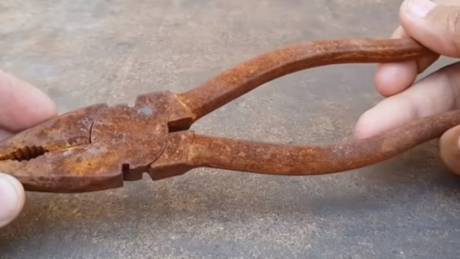 SIJAĆE KAO NOVI Jednostavno potopite zarđale predmete u ovu tečnost i gledajte kako se rastvara