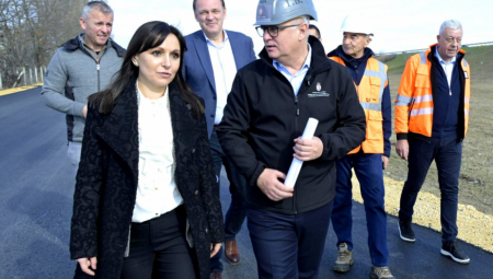 MINISTAR VESIĆ PORUČIO: "U obnovu lokalnih i regionalnih puteva uložićemo još dve milijarde evra" (FOTO)