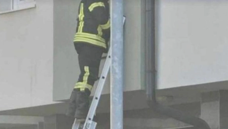 (UZNEMIRUJUĆA FOTOGRAFIJA) Komšije za ALOonline otkrile jezive detalje tragedije u Doboju: Telo je visilo sa ograde na prvom spratu