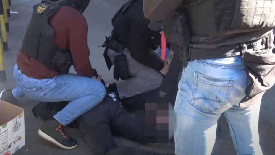 OVAKO JE UHAPŠEN UBICA IZ USTANIČKE Nožem izbo mladića u grudi (VIDEO)