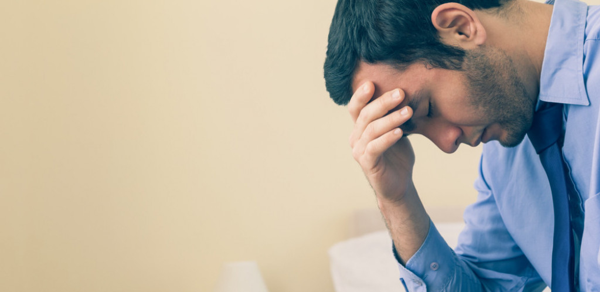 "TAKVE STVARI ČESTO RAZORE PORODICU" Mladić očajan, nakon smrti majke dobio jeziv ultimatum od oca