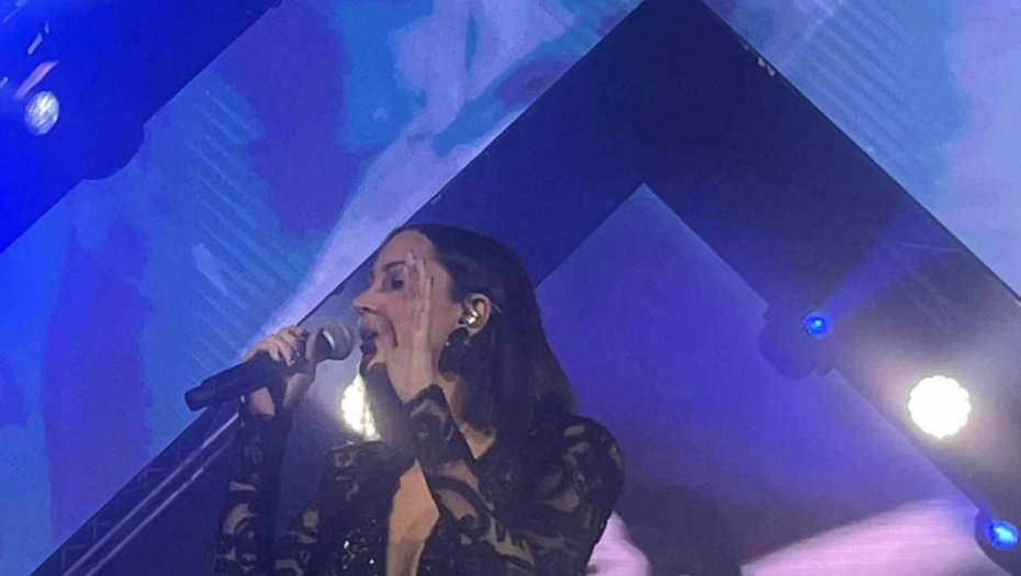 ALEKSANDRA PRIJOVIĆ NE STAJE Pevačica se pojavila u čipkastom kombinezonu, publika u Osijeku pada u trans