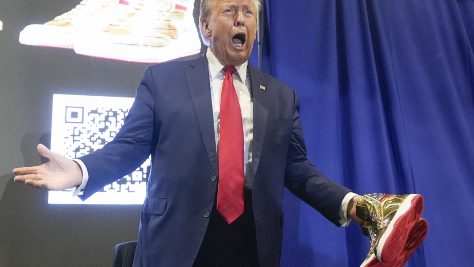 ZA DAN SVE RASPRODATO Tramp predstavio novu liniju patika (VIDEO/FOTO)