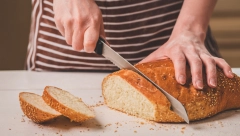 OVO JE PROVEREN TRIK Evo kako da vratite svežinu bajatom hlebu, za 5 minuta biće mekan, kao tek ispečen!